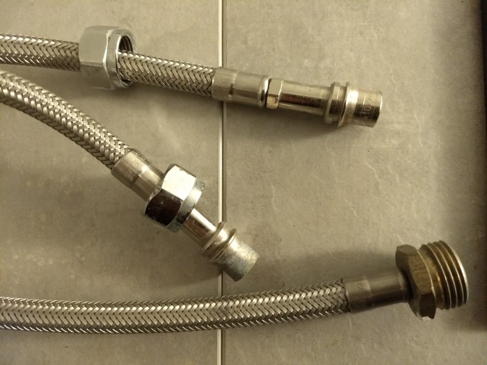 Flextuber för blandare med metallkopplingar och 10mm slätända ligger på en stenbänk.