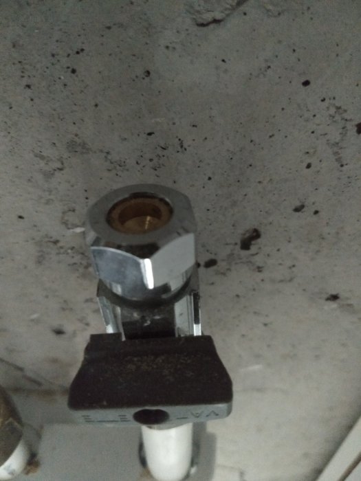 Ny Mora-blandare med 10mm slätände kopplingsdetalj under installation.