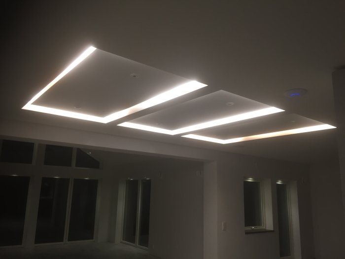 Modernt innertak med inbyggda LED-lister i ett nyligen renoverat rum.