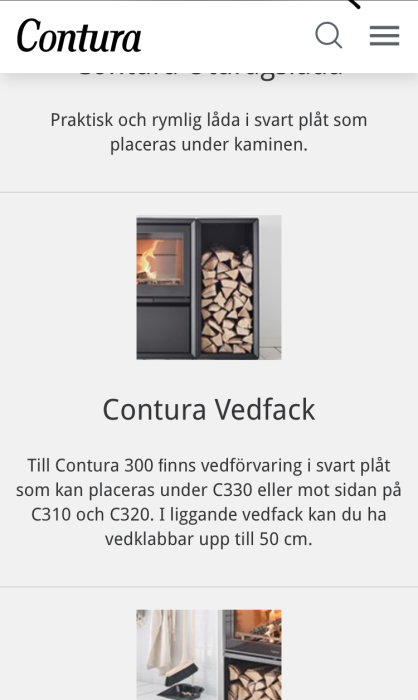 Contura 320A kamin med öppen eld och intilliggande vedförvaring i svart plåt.