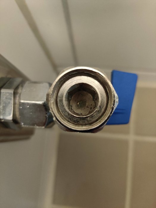 Vy inifrån en kulventil som visar den inre mekanismen och anslutningen till röret.