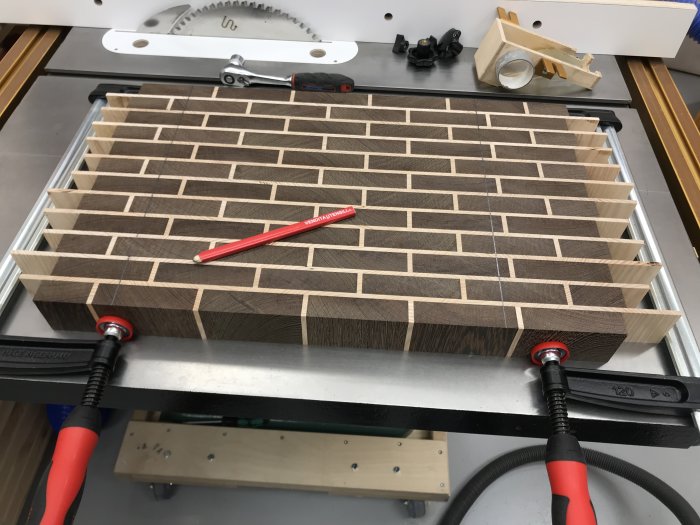 Skärbräda i Wenge och Ask under tillverkning på arbetsbänk, nästan klar för limning.