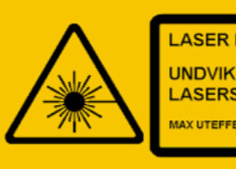 Varningsmärken för laser och fiber med texten "LASER UNDVIK LASERSTRÅLNING MAX UTEFFEKT