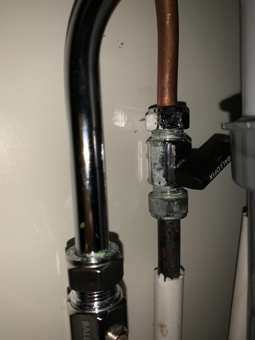 Närbild på korroderade ballofix-ventiler under köksblandare med fuktindikationer.