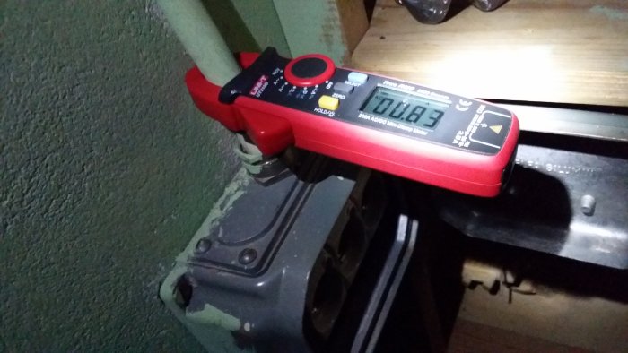 Amperemeter visar 0,183 A på en avstängd installation, indikerar oupptäckt strömflöde.