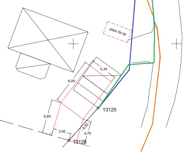 Karta som visar ett tilltänkt garage inritat i rött, en befintlig carport i svart, och fastighetsgränser i olika färger.