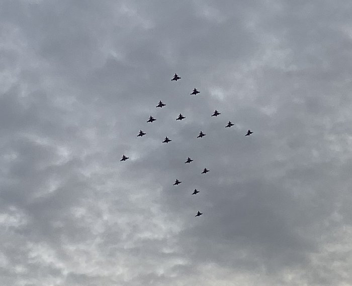 Fåglar i V-formation mot molnig himmel, associeras med besparing.