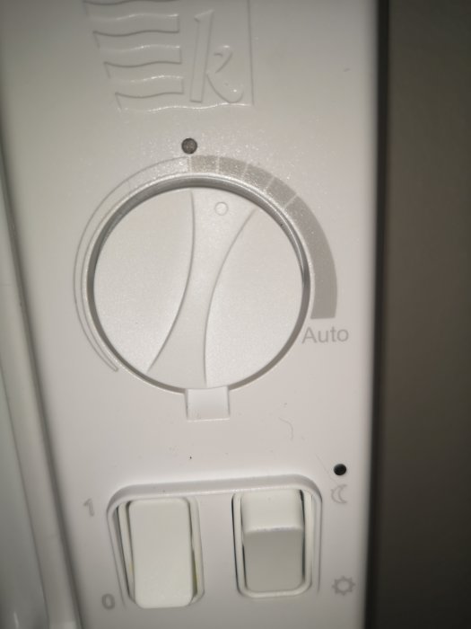 Temperaturinställningsratt och manuella knappar på en Gnosjö elradiator.