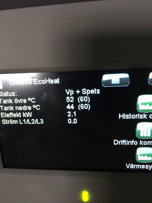 Display av värmepumpen som visar tankens temperatur, effektanvändning och strömförbrukning.