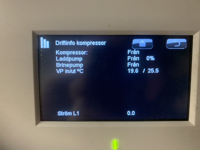 Digital display som visar driftinformation med en spärrad kompressor och temperaturvärden.