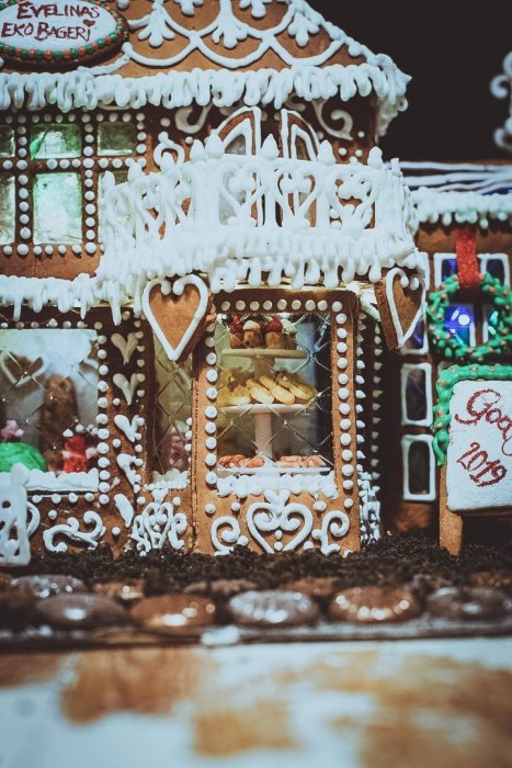 Detaljerat pepparkakshus föreställande ett bageri med dekorativt glasyr och skylt "Evelinas Eko Bageri".