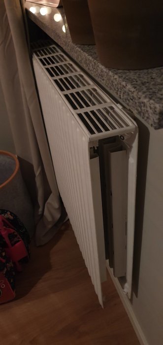 Dubbel radiator i ett rum på 10 kvadratmeter, med ovanlig djup design jämfört med andra i huset.