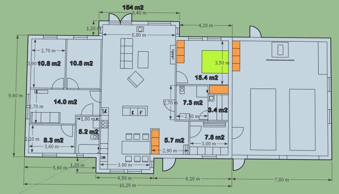 Ritad planlösning av ett hus med måttangivelser, betonar bredare kök, vardagsrum och sovrum än standardmodellen.