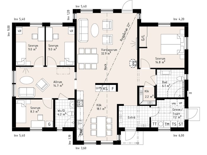 Svartvit planritning av ett hus med utökade mått på vardagsrum, kök och sovrum, inklusive möblering och måttangivelser.