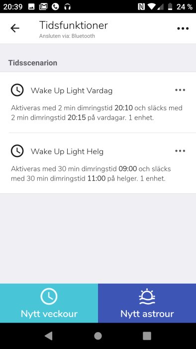 Skärmbild av ljusscenariots tidsinställningar i en smart belysningsapp med aktivering och dimringstider.