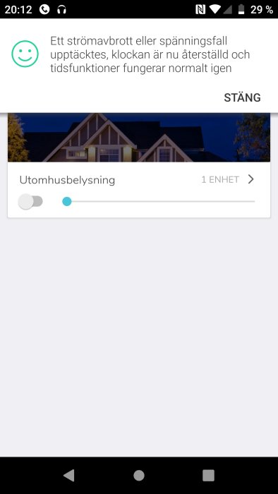 Skärmbild av en smart hem-app med felmeddelande och kontroll för utomhusbelysning på ett hus.