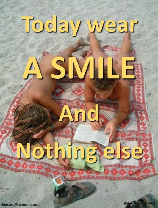 Två personer ligger på stranden, en läser en bok, med texten "Today wear a SMILE and nothing else".