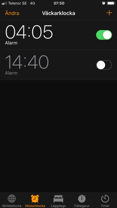 Skärmdump av mobil med alarm-app öppen, visar två inställda larm 04:05 och 14:40.