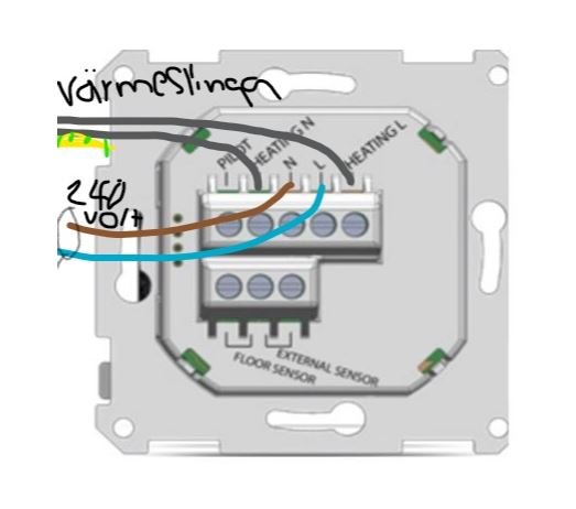 Installation av termostat med etiketterade kablar, inklusive en värmeledning och jordkoppling.