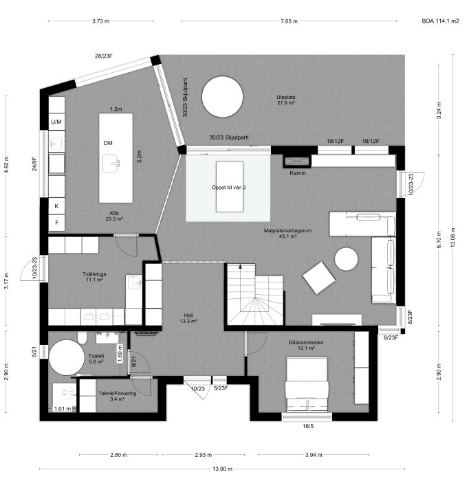 Arkitektritning av första våningsplan för ett hus med kök, matplats, vardagsrum, och detaljer såsom kamin och skjutparti.