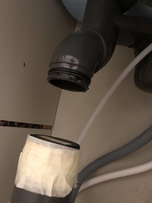 65mm plast VVS-rör system limmad mot rostfri ho utan gummipackningar, diskussion om byte.
