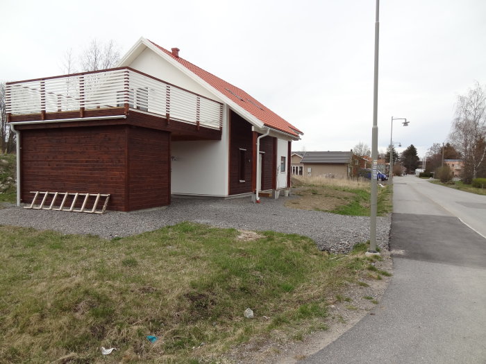 Hus med stor takterras ovanpå en carport som är föreslagen plats för en framtida bastu.