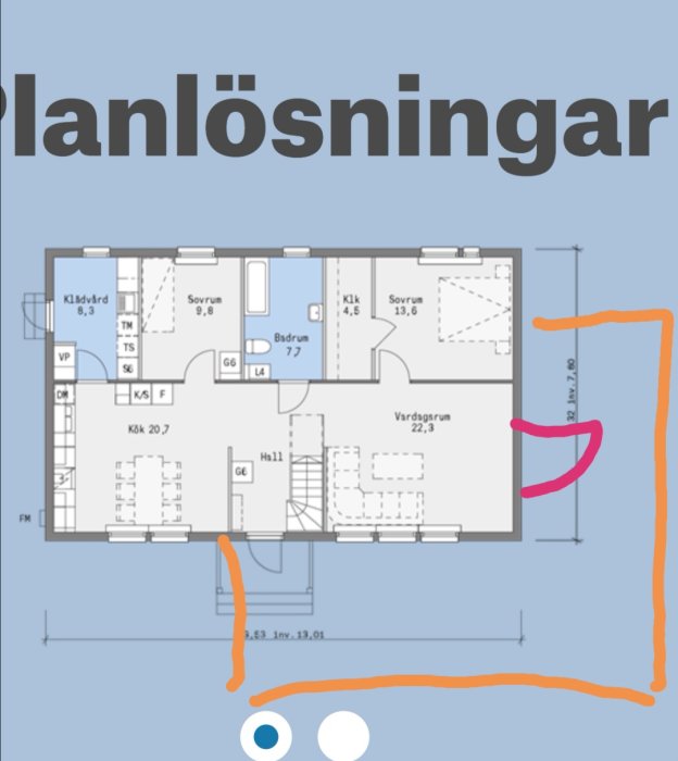 Planritning av ett hus med markerade områden för en altan och en extra dörr.