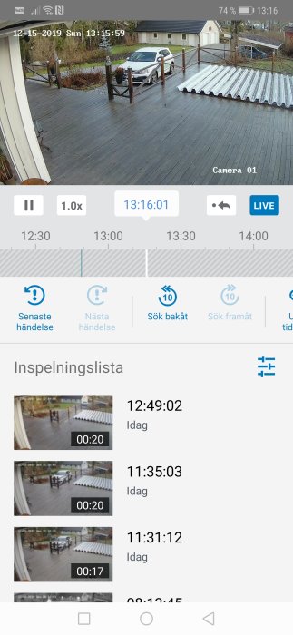 Övervakningskamerans appgränssnitt visar livevideo av en uppfart och inspelningslista med tidigare händelser.