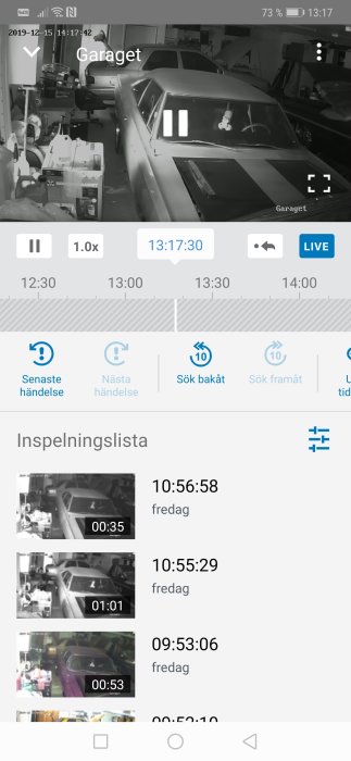 Skärmbild av en övervakningskameraapp visar liveflödet i ett garage med en bil och inspelningslista.