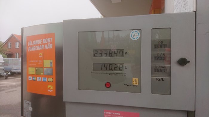 Bränslepump med priset 23384,47 kr för 140,20 liter diesel, reflekterar kostnaden för att tanka en traktor.