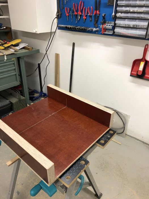 Verktygsvagn med hemmagjort anhåll i björkplywood och glidskenor av ek, i en verkstad.