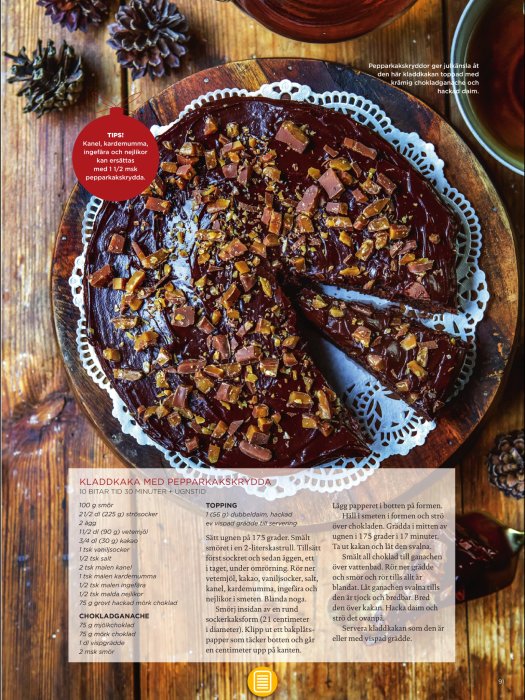 Kladdkaka med glasyr och hackad daim på spetsduk och träbord, recepttext och bakningstips i ramen.