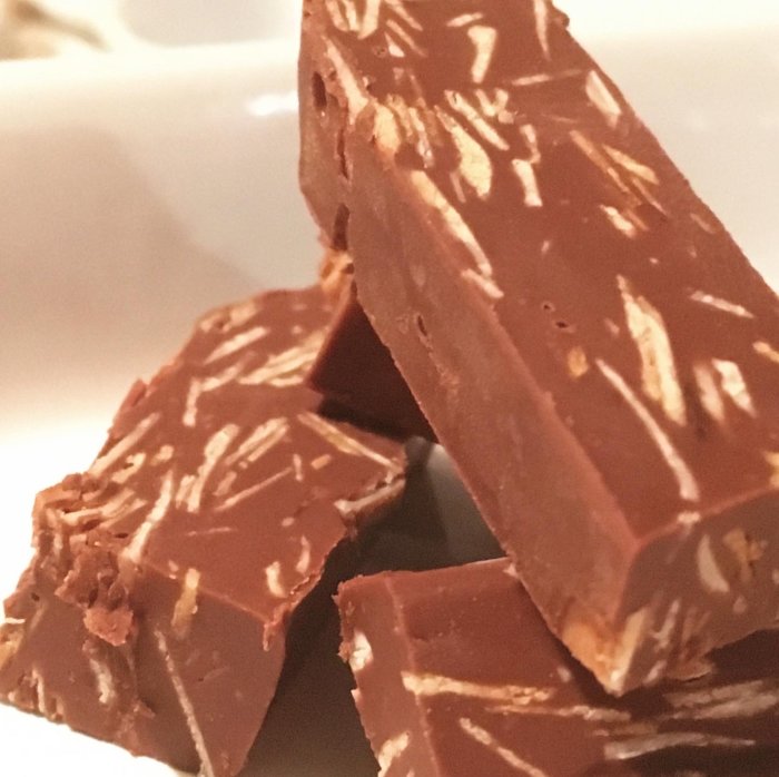 Hemlagade bitar av Wienernougat med mönster av ljusare chokladstråk.