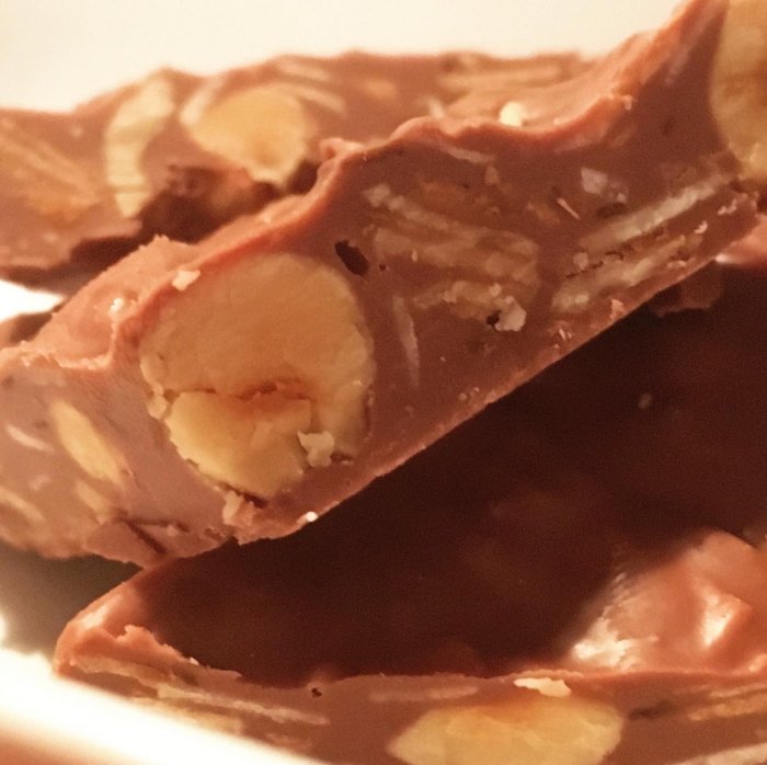 Hemmagjord wienernougat med hela mandlar i närbild.