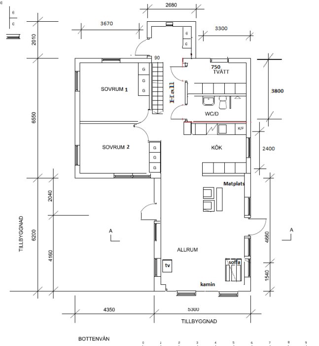 Planritning av första våningen i ett hus med markerade mått, rum och möblering inklusive kamin.