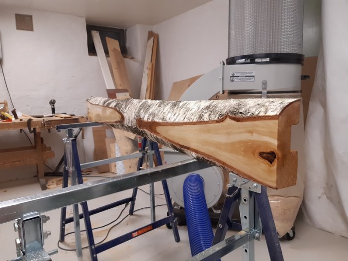 Kluven björkplanka, behandlad med hårdvaxolja, i verkstad för omvandling till hylla.