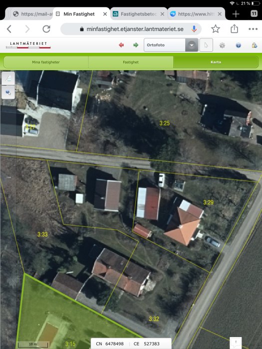 Luftfoto med fastighetsindelning och markering av olika fastigheter och byggnader i ett bostadsområde.