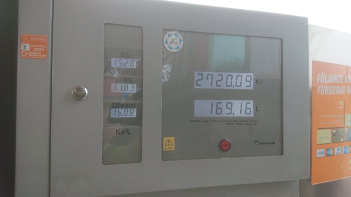 Bränslepumpdisplay som visar totalbelopp på 2720,09 SEK och antal liter diesel.