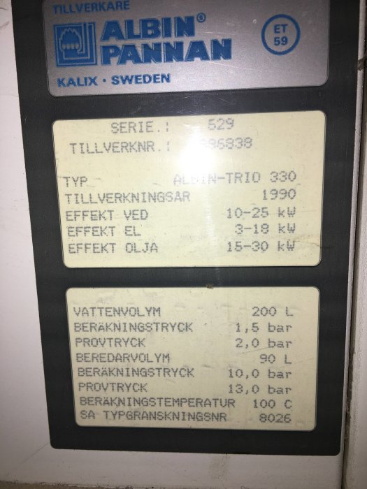 Typskylt på en äldre Albin Pannan med modellinformation och tekniska specifikationer såsom effekt och tryck.