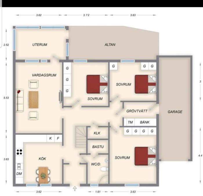 Ritning över enplanshus med tre sovrum, kök, vardagsrum, badrum och garage på nedre plan.