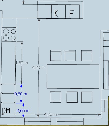 Ritning av ett kökslayoutförslag med bänkytor, skyltat för diskmaskin, kyl och frys samt måttangivelser.