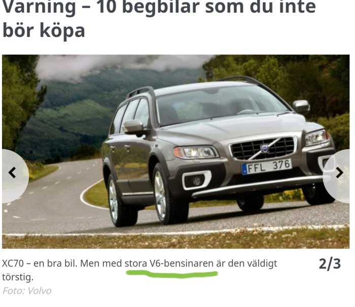 En grå Volvo XC70 parkerad på en väg med landskap i bakgrunden.