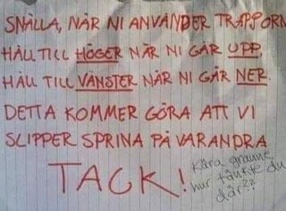 Handskriven lapp med instruktioner för hur man ska gå i en trappa för att undvika trängsel.