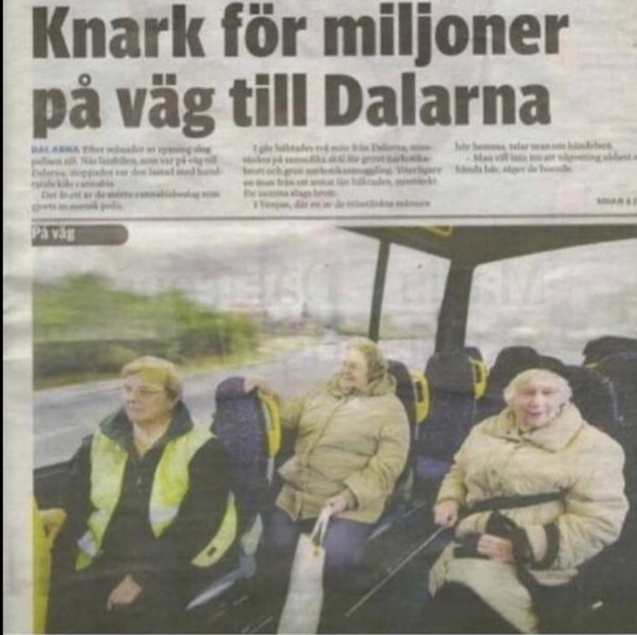 Tre äldre damer sitter på en buss i reflexvästar, skymtar genom ett fönster med regndroppar.