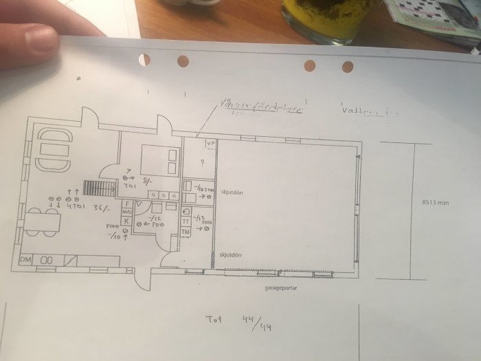 Ritad planlösning av en bostad med anteckningar om ändringar, bland annat en köksö och omplacering av matplatsen.