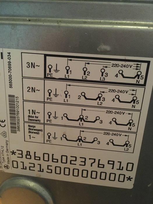 Etikett på en spis som visar olika elektriska anslutningsscheman för 1-fas och 3-fasanslutning.