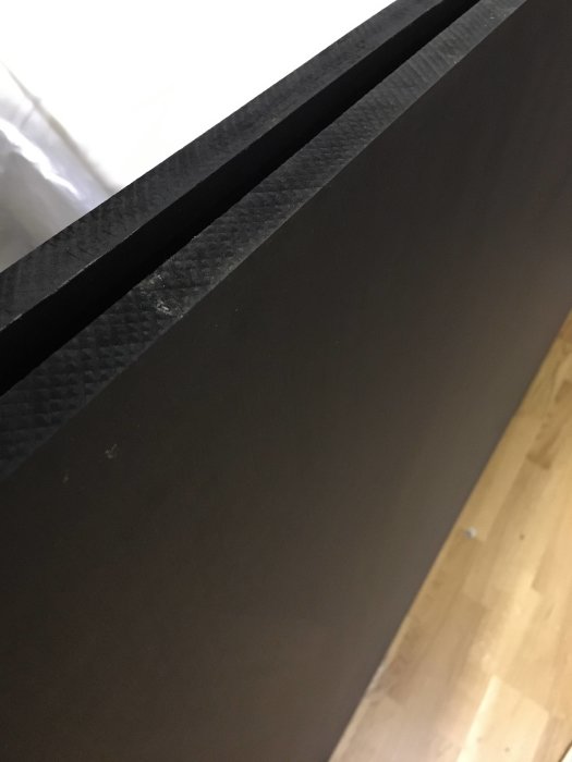 Gipsplatta och reglar efter avslutad regling och riktning, redo för montering.