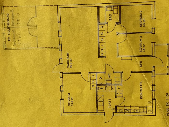 Ritning av ett hus med flera rum inklusive badrum och kök, tillbyggnaden specificerad till vänster.