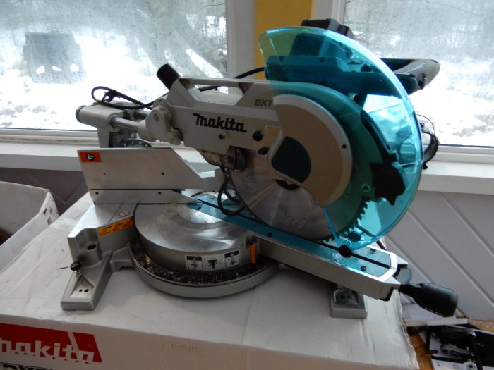 Ny Makita LS1216L kap- och gersåg på bord framför fönster.