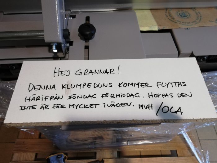 Handskriven skylt som meddelar att ett föremål ska flyttas på söndag förmiddag.